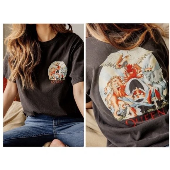 Daydreamer Tops - DAY by DAYDREAMER Queen Short Sleeve Graphic Tee XS